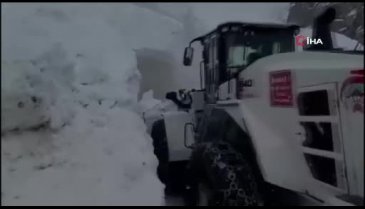 Hakkari'de çığ bölgesindeki çalışmalarda ekip şefi 10 metre yüksekten düştü!