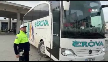 Düzce'de polis ekipleri denetimlerini sıklaştırdı! Otobüslerde kemer denetimi