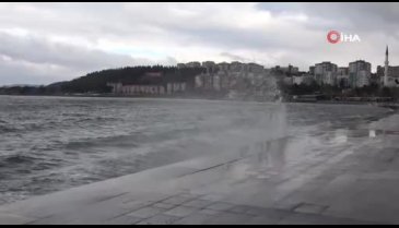 Çanakkale'de poyraz fırtınası nedeniyle oluşan dev dalgalar oluştu