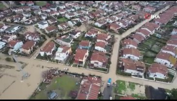 Silivri'de bir siteyi 2 ay aradan sonra yeniden dere taşması sonucu su bastı