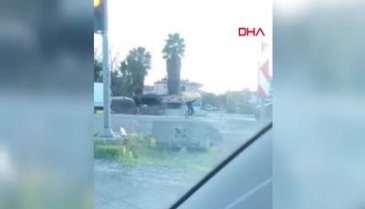 Şaşırtan nakliyat yöntemi! Bisiklet kullanırken omzunda kanepe taşıdı