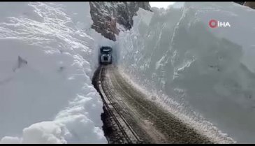 Hakkari'de 8 metreyi aşan kar tünelleri açıldı