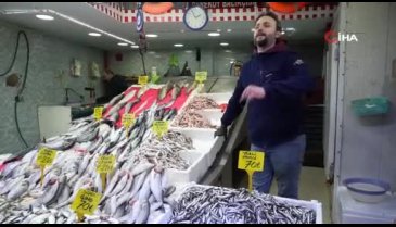 Hamsinin 'gençlik iksiri' kolajen barındırdığını öğrenen kadınlar, balık pazarına koştu