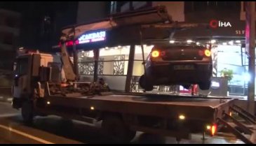 İstanbul'da kontrolden çıkan araç restorana daldı!