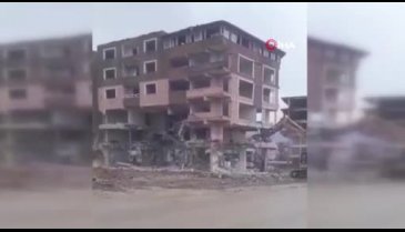 Hatay'da yıkılan 6 katlı binanın yerle bir olma anı kamerada