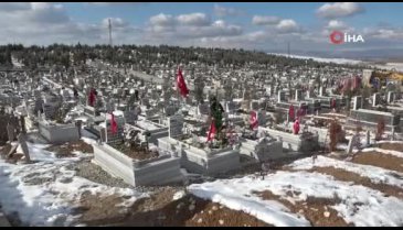 Depremde oğlunu, gelinini ve torunlarını kaybeden yaşlı kadın mezarlıktan ayrılamıyor