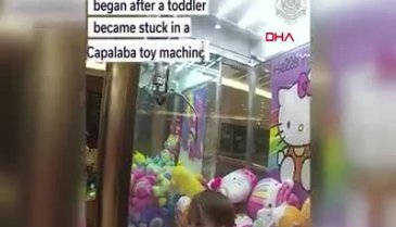 Oyuncak makinesinde mahsur kalan çocuğu polisler kurtardı