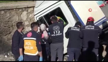 Antalya'da kanalda asılı kalan kamyonette can pazarı!