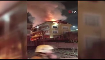 İstanbul'da 3 katlı binanın çatısı alev aldı