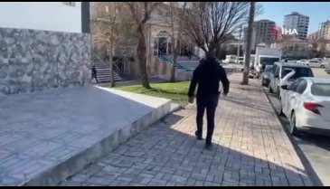 Elazığ'da zabıtayı gören dilenci, kadınlar tuvaletine saklandı