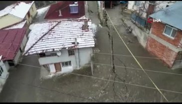 Tokat'ta cami minaresi evin üzerine devrildi!