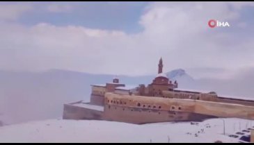Ağrı'da tarihi saray beyaza büründü
