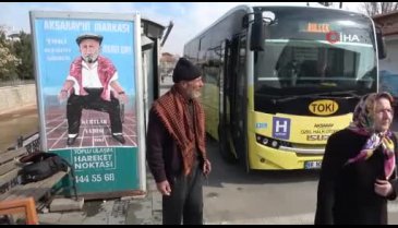 Aksaray'da Kurtlar Vadisi olarak gördüğü mahalleyi uluyarak anons ediyor