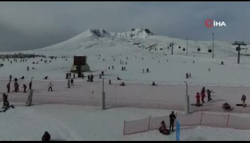 Kayseri'de Erciyes Kayak Merkezi, ziyaretçi akınına uğradı