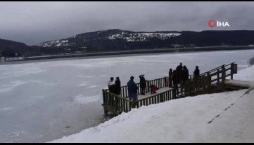 Bolu'da vatandaşların akın ettiği Abant'ta trafik kilitlendi