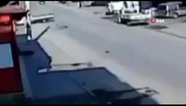 Adana'da motosikletli gencin hayatını kaybettiği kaza güvenlik kameralarına yansıdı