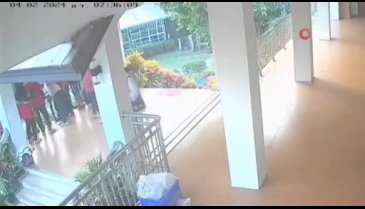 Tayland'da poz verdikleri sırada balkon çöktü: 13 yaralı