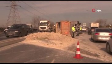 İstanbul'da sürücünün kontrolünden çıkan hafriyat kamyonu devrildi: 1 yaralı