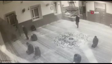 Manisa'da camideki bıçaklı kavga kamerada