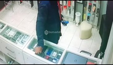 Bursa'da tezgahtan cep telefonu çalan şahıs kameralara yakalandı!