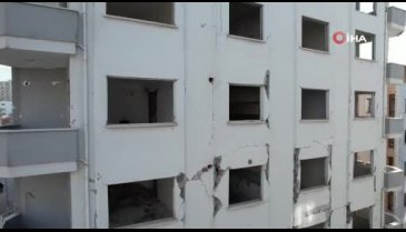 Depremin acısı, binaların üzerindeki korkunç iziyle can yakıyor