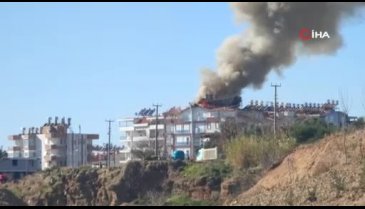 Antalya'da 6 katlı apartman çatısında korkutan yangın