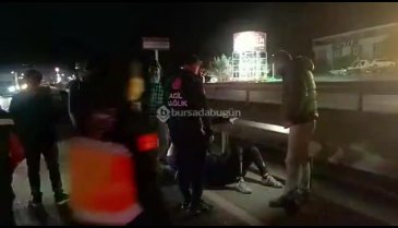 Bursa'da motosiklet bariyerlere çarptı! 2 genç yaralandı