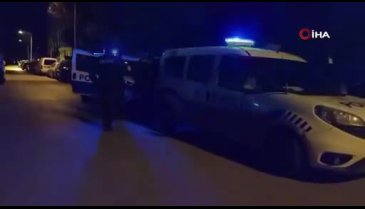 İstedikleri parayı alamayınca iki kişiyi bıçakladılar