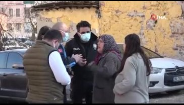 Bursa'da kötü koku ihbarı üzerine 2 katlı evden 1 kamyon dolusu çöp çıkartıldı