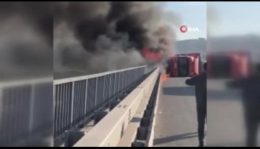 Bursa'da otobanda kaza yapan tır alev aldı!