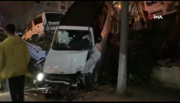 İstanbul'da virajı alamayan araç park halindeki araçlara çarptı: Çay bahçesine uçtu