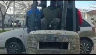Bursa'da arıza yapan otomobili forklift ile taşıdı