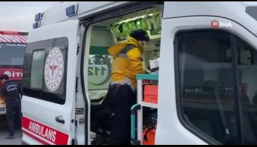Kocaeli'de tır, orta refüje girerek bariyerlere çarptı, 2 aydınlatma direğini devirdi