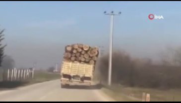 Bursa'da tomruk yüklü kamyonun devrilme anı kamerada!