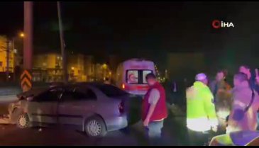 Bursa'da alkollü sürücünün kontrolünden çıkan otomobil direğe çarptı! 3 yaralı