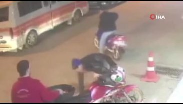 Bursa'da yanlışlıkla gaza bastı, arkadaşı motosikletten düştü!