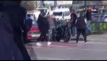 Bursa'da trafikte kavga! Birbirlerine girdiler