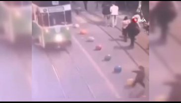 Torununu kurtarmak isterken tramvayın altında kalmıştı! Kaza anının görüntüleri ortaya çıktı