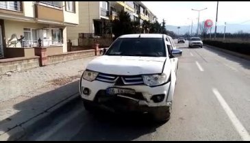 Bursa'da ehliyet sınavındaki kadının otomobiline kamyonet çarptı!