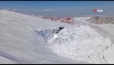 Hakkari'de 5 metrelik kar tüneli oluştu