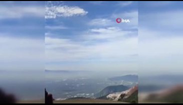 Bursa'da yamaç paraşütü yapan arkadaşlarını uçaktan selamladı