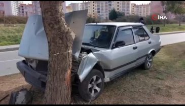 Samsun'da ağaca çarpan araç hurdaya döndü!