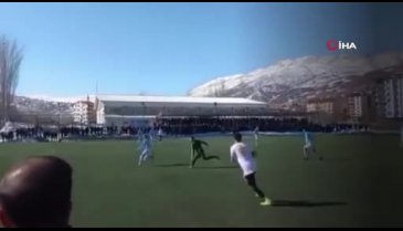 Bitlis'te kırmızı kart gören futbolcu sahaya daldı, rakip takıp maçtan çekildi