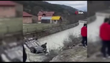 Bolu'da yoldan çıkan araç dereye uçtu: Boğulmak üzereyken kurtarıldılar