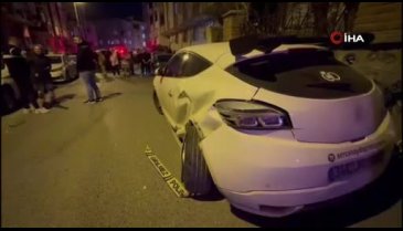 İstanbul'da kontrolden çıkan araç park halinde bulunan 6 otomobile çarptı!