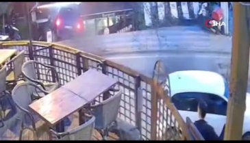 İstanbul'da hafif ticari aracın restorana girdiği anlar kamerada