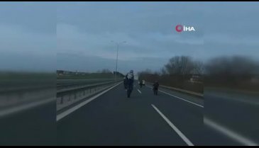 İstanbul'da plakasız motosiklet sürücülerinin trafiği tehlikeye düşürdüğü anlar kamerada