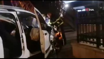 Bursa'da ehliyetsiz sürücü kontrolden çıkıp üst geçidin ayağına çarptı