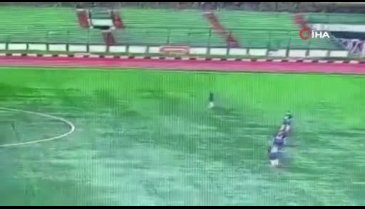 Endonezya'da sahaya yıldırım düştü! 1 futbolcu hayatını kaybetti