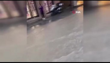 İzmir'de caddeler göle döndü
